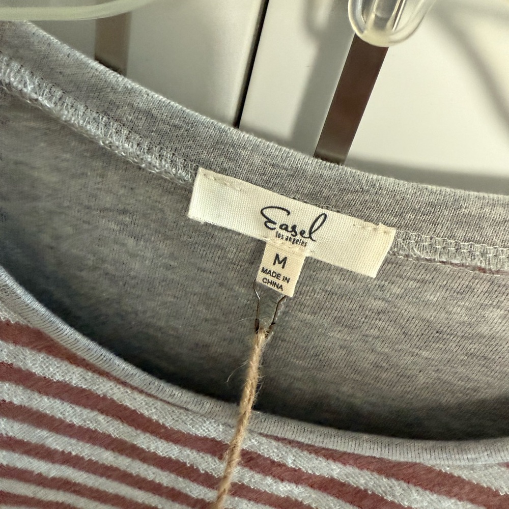 Peak-a-boo shoulder short sleeve sweater - Picture 3 of 6
